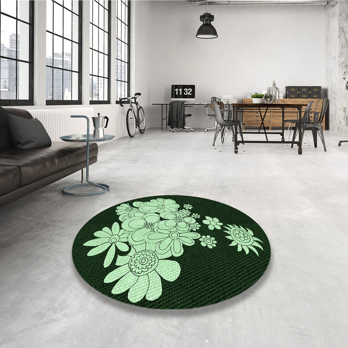 Round Patterned Black Rug in a Office, pat1952grn