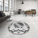 Round Machine Washable Transitional Platinum Gray Rug in a Office, wshpat2009