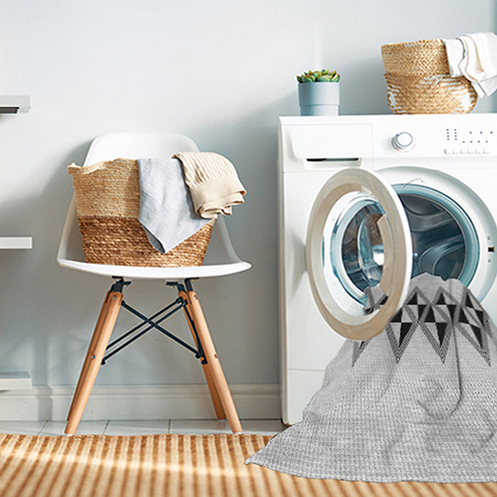 Machine Washable Transitional White Smoke Rug in a Washing Machine, wshpat202