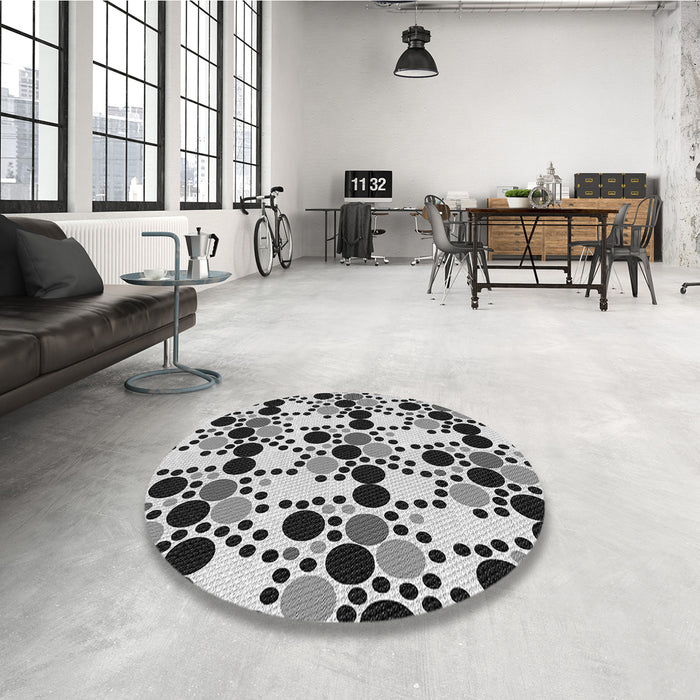 Round Patterned Light Gray Rug in a Office, pat2247gry