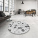 Round Patterned Platinum Gray Rug in a Office, pat2278gry
