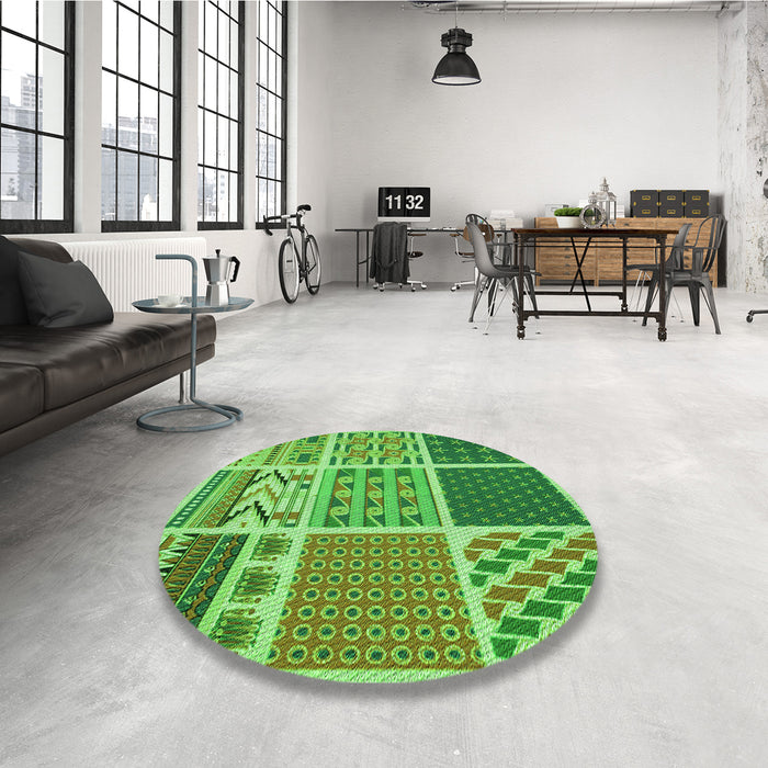 Round Patterned Emerald Green Rug in a Office, pat2678grn
