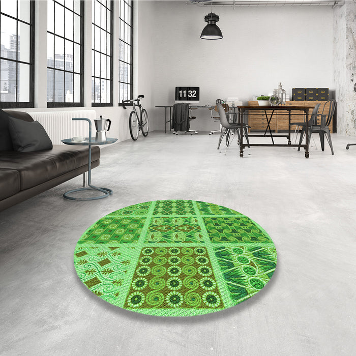 Round Patterned Emerald Green Rug in a Office, pat2681grn
