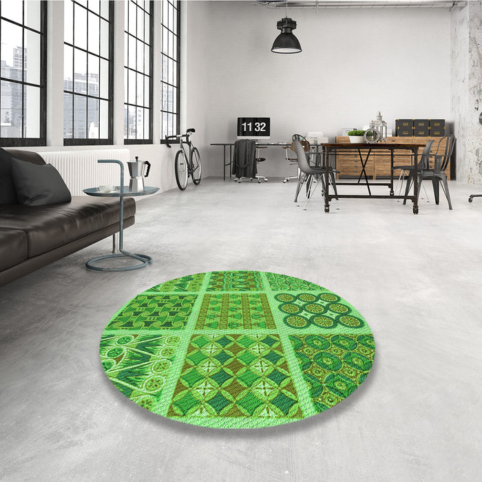 Round Patterned Emerald Green Rug in a Office, pat2684grn