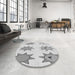Round Patterned Platinum Gray Rug in a Office, pat273gry