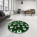 Round Patterned Black Rug in a Office, pat2931grn