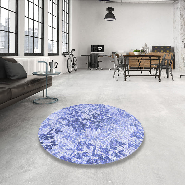 Round Patterned Blue Rug in a Office, pat2989blu