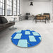 Round Patterned Blue Rug in a Office, pat2993lblu