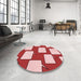 Round Patterned Red Rug in a Office, pat2993rd