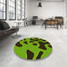 Round Patterned Green Rug in a Office, pat3178yw