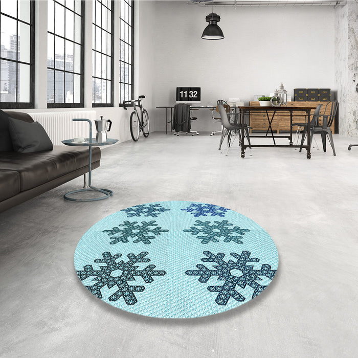 Round Patterned Blue Ivy Blue Rug in a Office, pat3324lblu