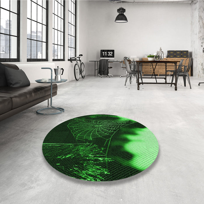 Round Patterned Black Rug in a Office, pat3330grn