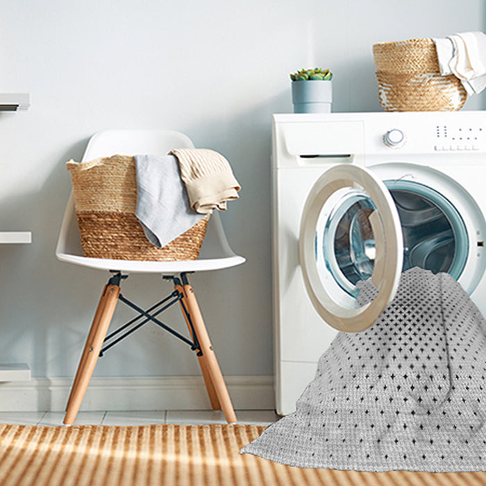 Machine Washable Transitional White Smoke Rug in a Washing Machine, wshpat3448