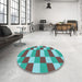 Round Patterned Ash Gray Rug in a Office, pat3552lblu