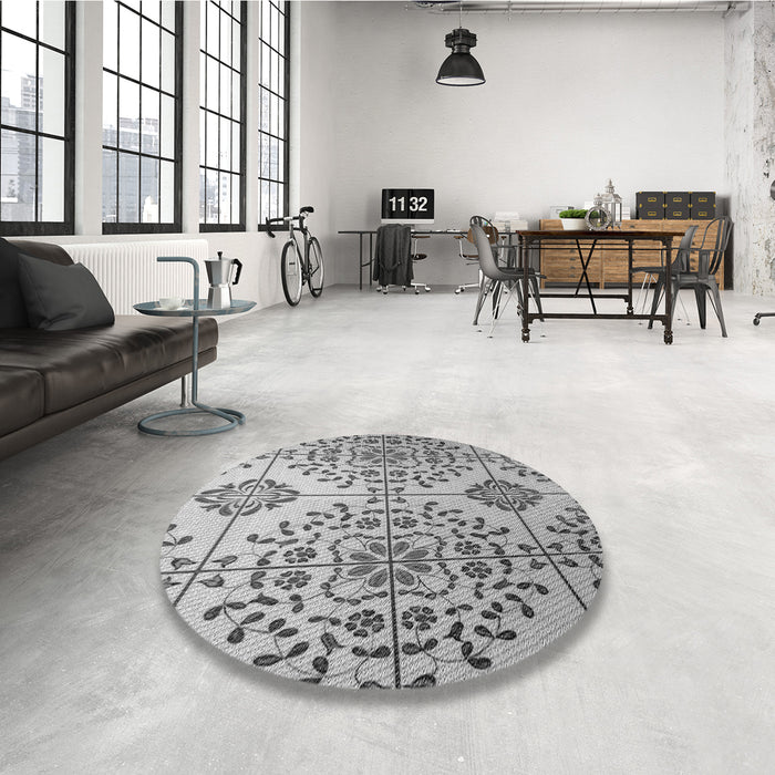 Round Patterned Silver Gray Rug in a Office, pat3663gry