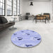 Round Patterned Blue Rug in a Office, pat3843blu