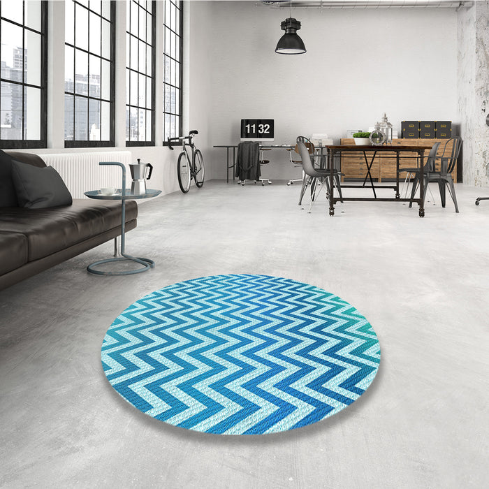 Round Patterned Blue Rug in a Office, pat3982lblu