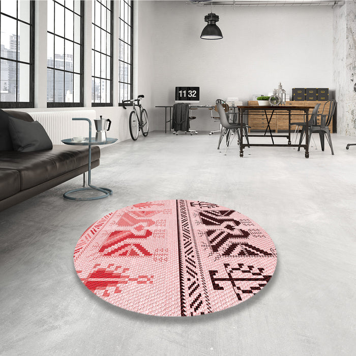 Round Patterned Red Rug in a Office, pat643rd