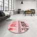 Round Patterned Red Rug in a Office, pat643rd