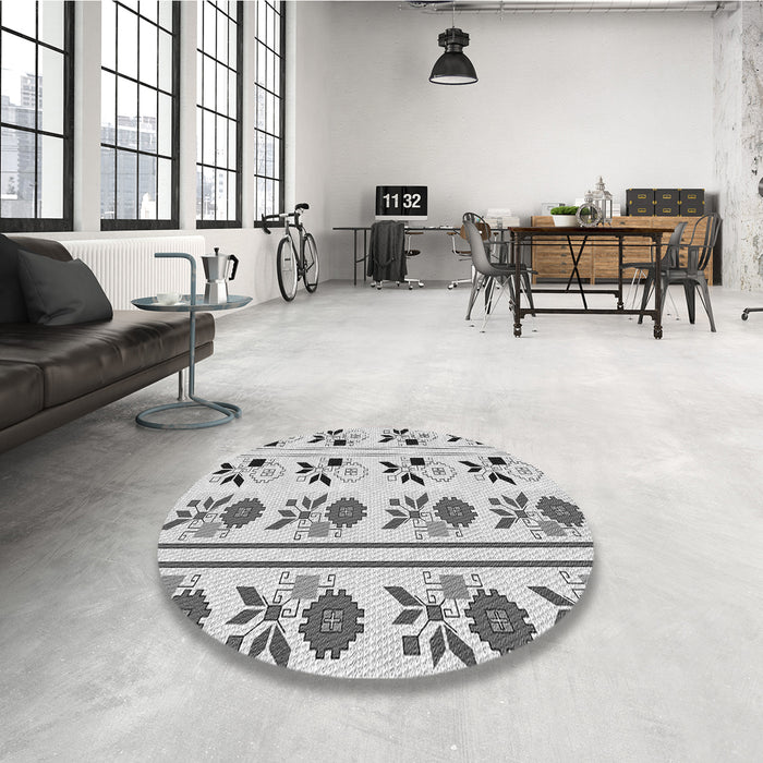 Round Patterned Platinum Gray Rug in a Office, pat645gry