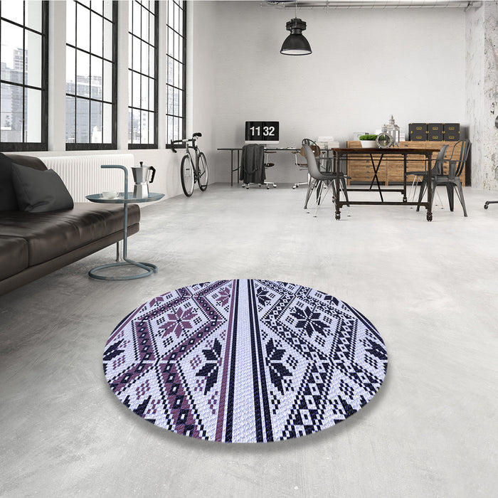 Round Patterned Blue Rug in a Office, pat647blu