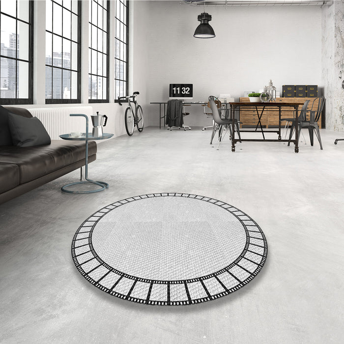 Round Patterned Platinum Gray Rug in a Office, pat81gry