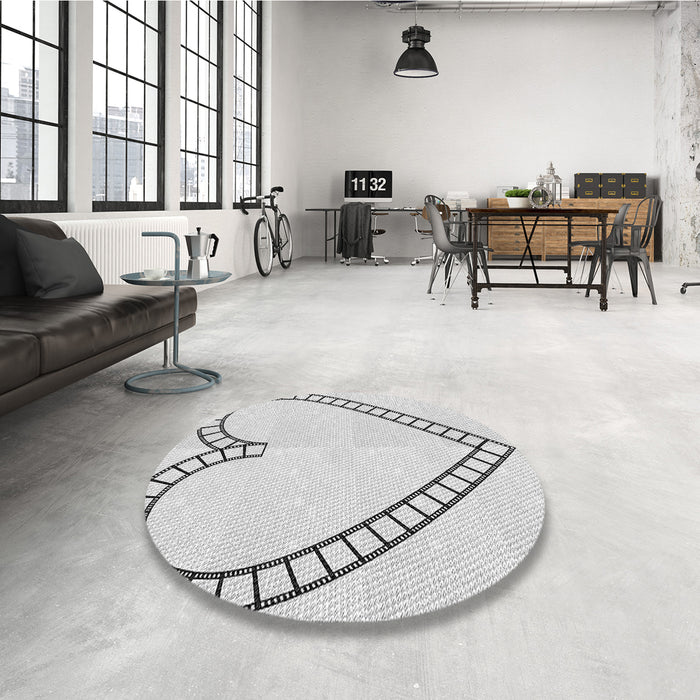 Round Patterned Platinum Gray Rug in a Office, pat82gry
