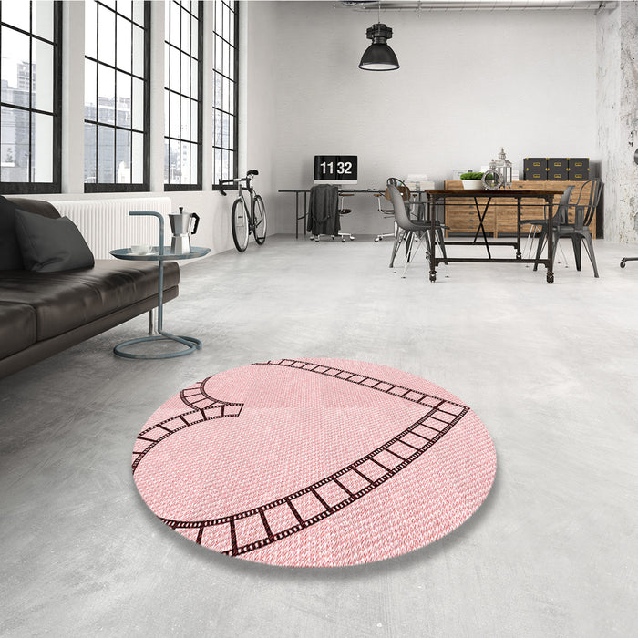 Round Patterned Pink Rug in a Office, pat82rd