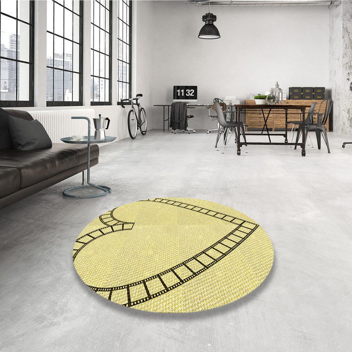 Round Patterned Sun Yellow Rug in a Office, pat82yw