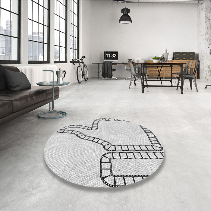 Round Patterned Platinum Gray Rug in a Office, pat86gry
