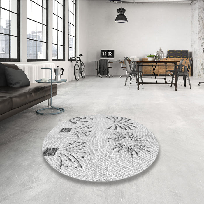 Round Patterned Platinum Gray Rug in a Office, pat904gry
