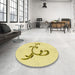 Round Patterned Sun Yellow Rug in a Office, pat931yw