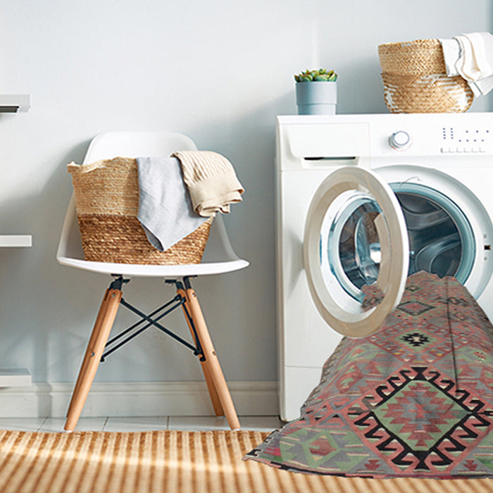 Machine Washable Traditional Rust Pink Rug in a Washing Machine, wshtr1318