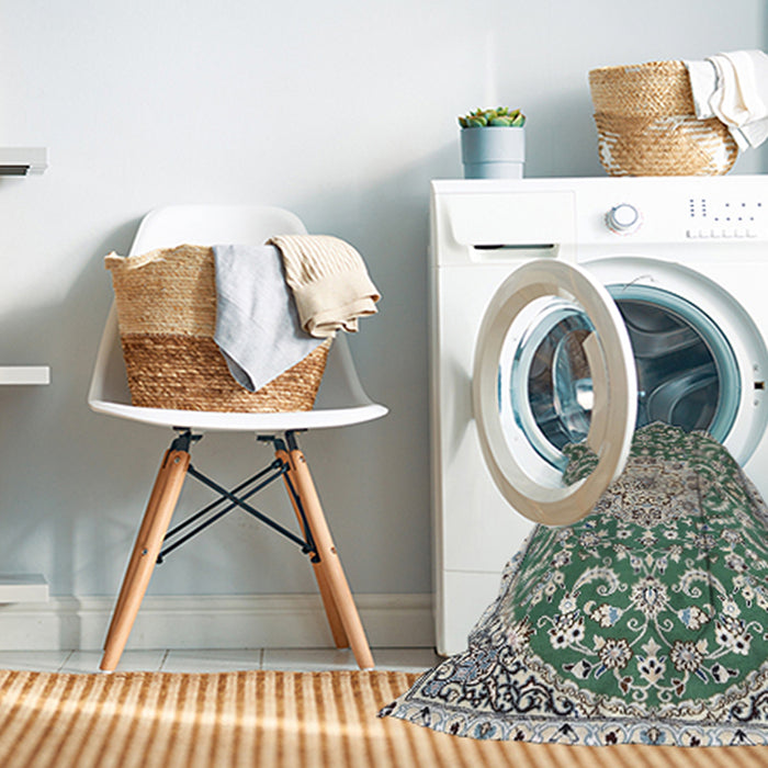 Machine Washable Traditional Pale Silver Gray Rug in a Washing Machine, wshtr1470