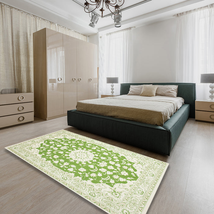 Traditional Gold Medallion Rug in a Bedroom, tr168