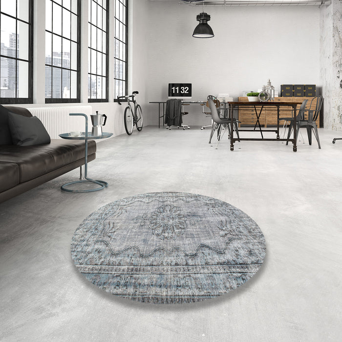 Round Machine Washable Traditional Platinum Gray Rug in a Office, wshtr2103