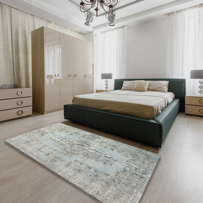 Traditional Silver Gray Persian Rug in a Bedroom, tr2130