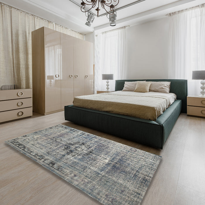 Traditional Cloud Gray Persian Rug in a Bedroom, tr2145