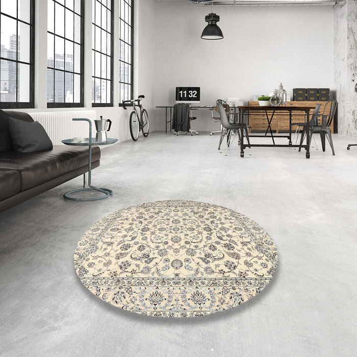 Round Machine Washable Traditional Vanilla Gold Rug in a Office, wshtr2748