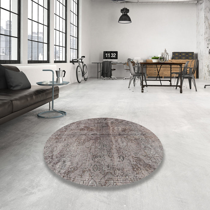 Round Traditional Silver Pink Persian Rug in a Office, tr2934
