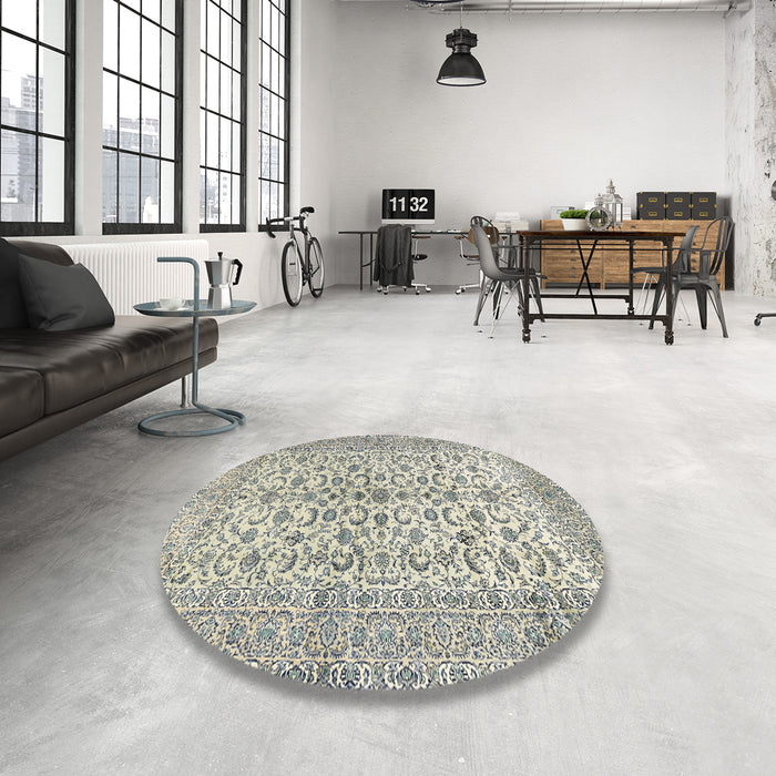 Round Traditional Silver Gray Persian Rug in a Office, tr2976