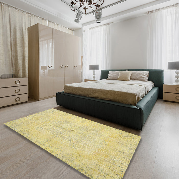 Traditional Metallic Gold Persian Rug in a Bedroom, tr3300