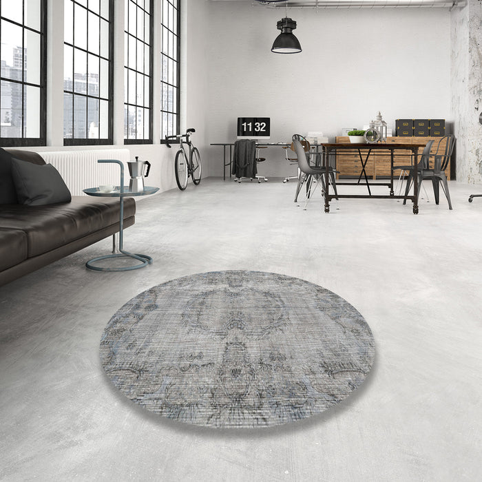 Round Traditional Silver Gray Persian Rug in a Office, tr3322
