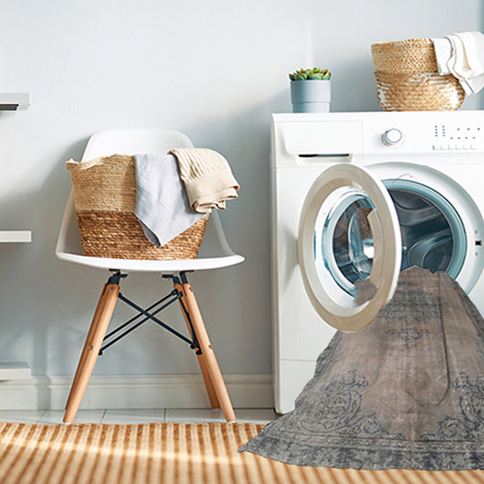 Machine Washable Traditional Rosy Brown Pink Rug in a Washing Machine, wshtr3340