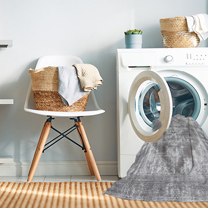 Machine Washable Traditional Gunmetal Gray Rug in a Washing Machine, wshtr3372