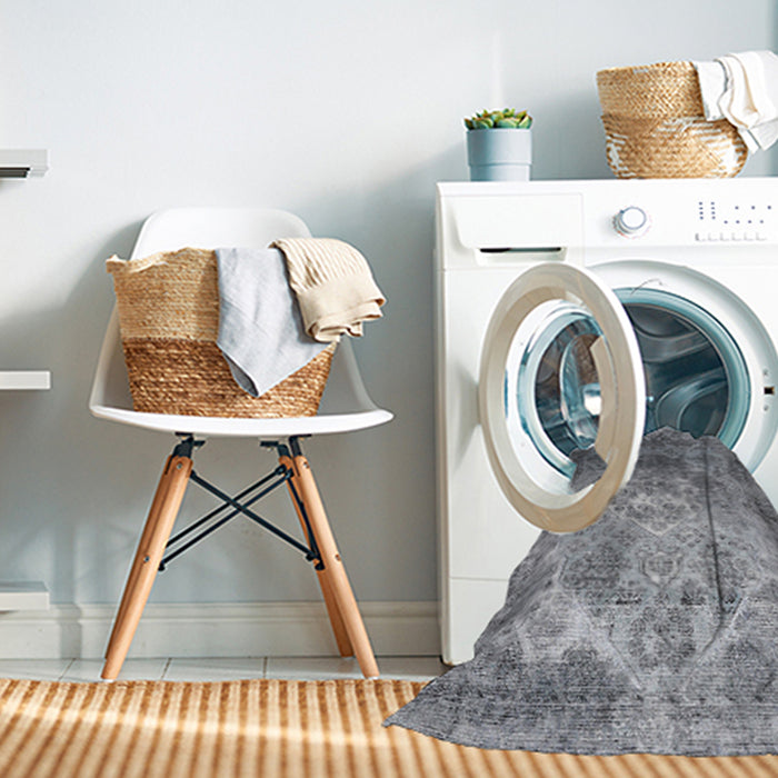 Machine Washable Traditional Ash Gray Rug in a Washing Machine, wshtr3390