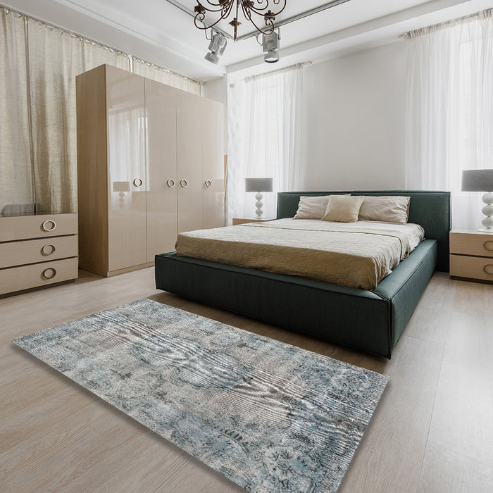 Traditional Silver Gray Persian Rug in a Bedroom, tr3405