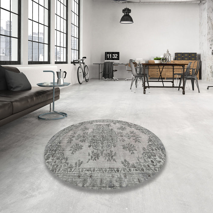Round Machine Washable Traditional Pale Silver Gray Rug in a Office, wshtr3437