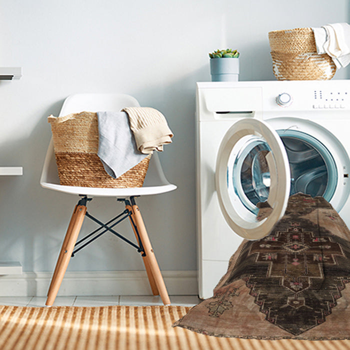 Machine Washable Traditional Bakers Brown Rug in a Washing Machine, wshtr3528