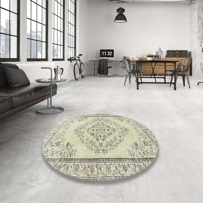 Round Machine Washable Traditional Brown Rug in a Office, wshtr3608